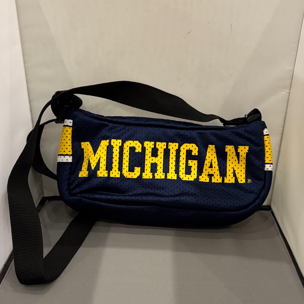 Michigan‎ Navy Blue Bag adjustable strap like new